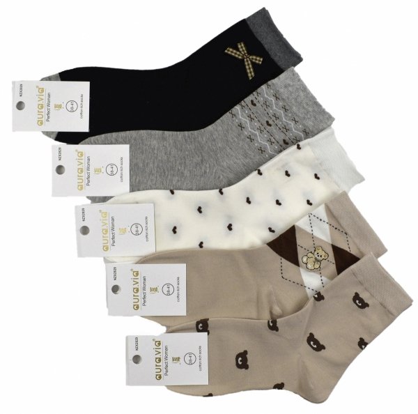 Bawełniane skarpety damskie z uroczymi wzorami misiów i serduszek – komfort, który wywoła uśmiech przy każdym kroku. Idealne na co dzień i jako prezent!