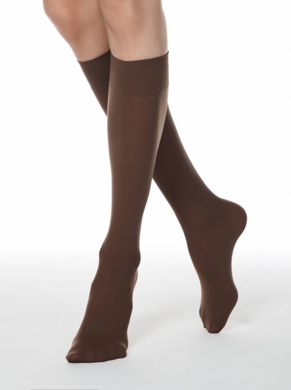 Microfibra 50 DEN to podkolanówki do zadań specjalnych: zapewniają ciepło, oddychają i pozostają elegancko matowe. Uniwersalny rozmiar oraz elastan gwarantują dopasowanie do różnych obwodów łydki.