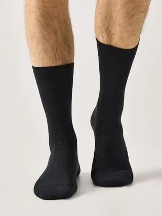 Bambusowe skarpety męskie CONTE to styl, higiena i świeżość. Czarne, eleganckie i funkcjonalne – pasują na każdą okazję i do każdego rodzaju obuwia.