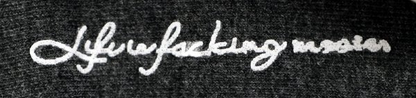 Skarpetki Cotton Rich z haftem „lifehacking mission”. Idealne na każdy dzień – bo codzienność to misja, a Twoje stopy zasługują na wygodę i styl.