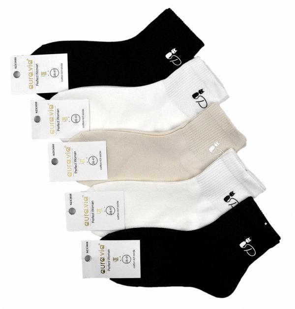 Krótkie skarpety 3/4 z kocim motywem to wygoda i styl na co dzień. Miękka bawełna, elastyczny ściągacz oraz stonowane kolory sprawiają, że skarpetki pasują do sneakersów i trampek.