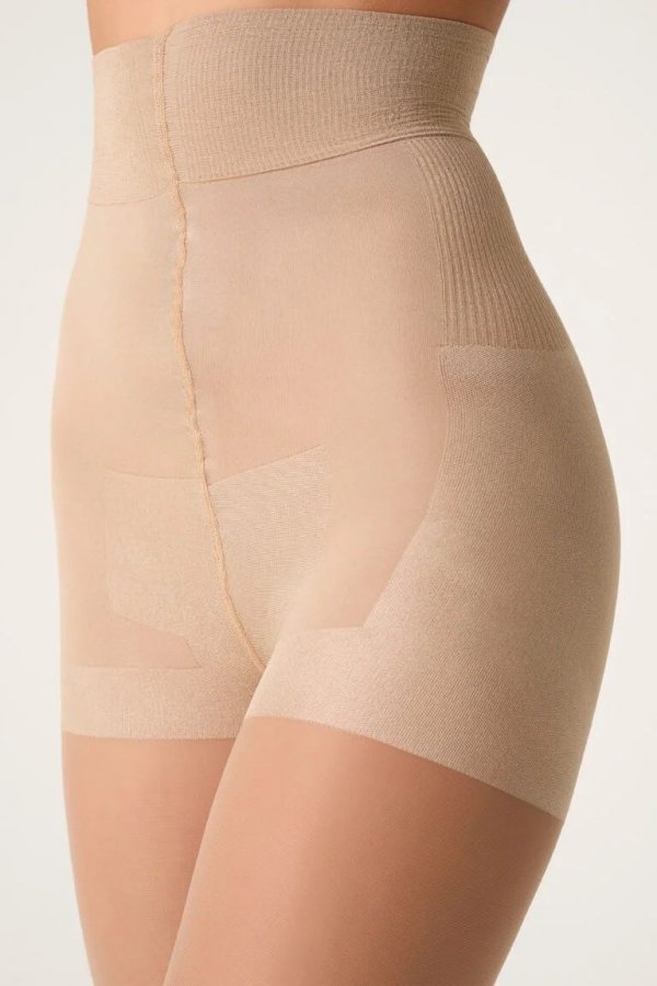 Rajstopy Lores Corsetto 20 DEN wysmuklają talię dzięki wysokiemu stanowi i gradacji ucisku.