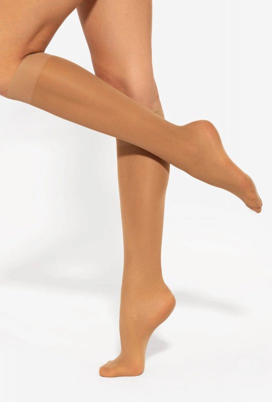 Siła klasyki: Microfibra 40 DEN to podkolanówki matowe i kryjące, z bezuciskowym ściągaczem dla pełnej wygody. Gładki, nieoznaczony palec pozostaje dyskretny, a materiał zachowuje kształt przez wiele prań.