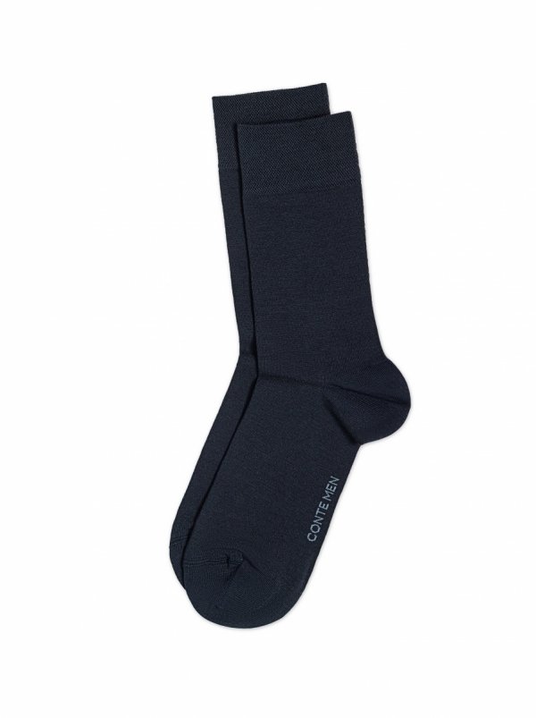 Bambusowe skarpety CONTE For Men są lekkie, miękkie i ekologiczne. Kolor navy dodaje im elegancji, a bezszwowe wykończenie zapewnia maksymalny komfort noszenia.