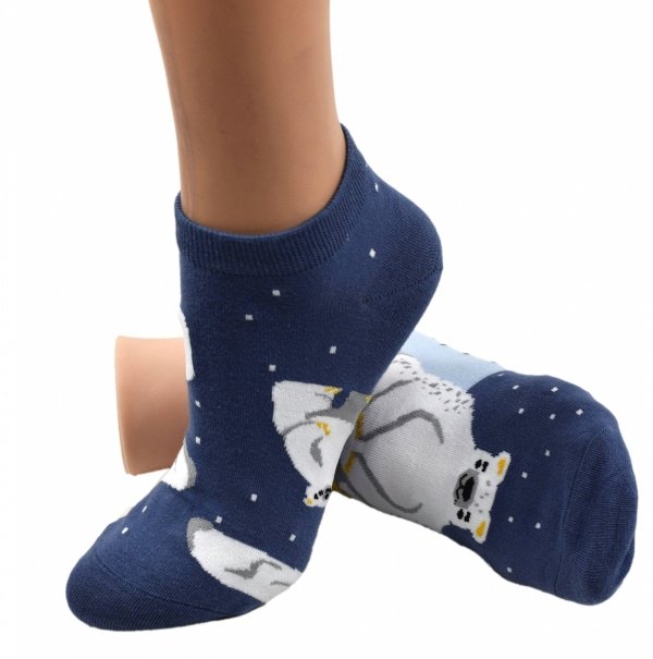 Każda para skarpet Aura.Via to historia o komforcie i humorze. Niedźwiedzie polarne rozgrzeją serce, a płaskie szwy zadbają o wygodę Twoich stóp.