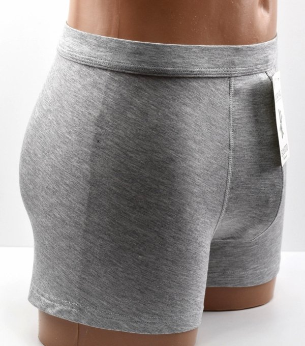 Bokserki bambusowe Aura.Via w kolorze szarym łączą w sobie nowoczesny wygląd i naturalny skład. Ich elastyczna tkanina dopasowuje się do sylwetki, nie ograniczając ruchów.