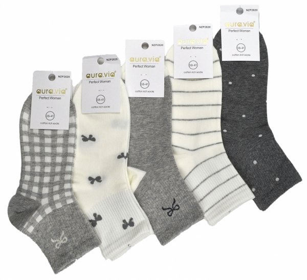 Zestaw damskich skarpet bawełnianych w szaro-białych barwach. Delikatne wzory dodają uroku, a materiał gwarantuje wygodę i trwałość.