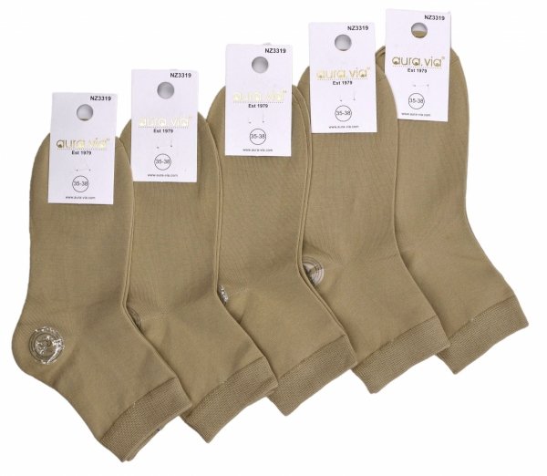 Wygodne skarpety ¾ dla kobiet, gładkie i bez nadruków. Płaskie szwy i miękka bawełna dbają o komfort, elastyczny ściągacz utrzymuje na miejscu. Uniwersalna kolorystyka, 5 par – niezawodny zestaw do pracy i na spacer.