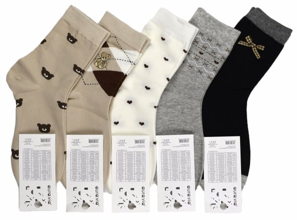 Skarpety damskie z misami i kokardkami – bo komfort i poczucie humoru mogą iść w parze. Bawełna zapewnia wygodę na cały dzień.