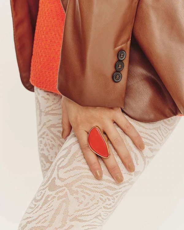 Eleganckie rajstopy Gabriella z fantazyjnym wzorem, zapewniające wygodę i trwałość dzięki płaskiemu szwowi i bawełnianemu klinowi.