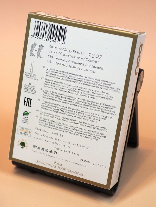 Damskie podkolanówki NOQ Prestige Balm 20 Den subtelnie wygładzają wizualnie skórę i pięknie przylegają do nogi. To lekki model z komfortowym ściągaczem, który utrzymuje odpowiednią wysokość bez nieprzyjemnego ucisku.