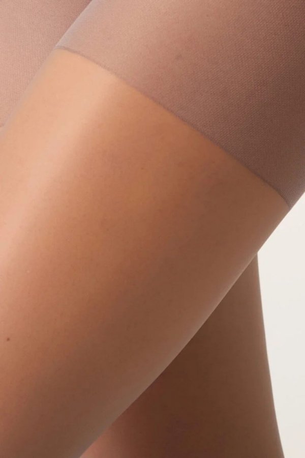 Trocadero 20 DEN to model, który sprawdzi się przez cały rok. Lekka grubość 20 den daje naturalny efekt, a matowe wykończenie pasuje zarówno do stylu casual, jak i formalnego.