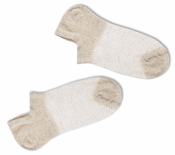 Jeśli szukasz wygodnych krótkich skarpetek damskich, CONTE ACTIVE będą świetnym wyborem. Len, bawełna i elastyczne włókna zapewniają komfort, świeżość oraz dobre dopasowanie, a ażurowa siateczka dodaje lekkości i uroku.