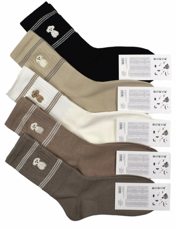 Zestaw 5 par bawełnianych skarpet z haftem pieska i paskami to idealne połączenie wygody i stylu. Oddychająca bawełna, modne wzory i subtelny detal sprawiają, że każdy dzień zaczyna się od uśmiechu.