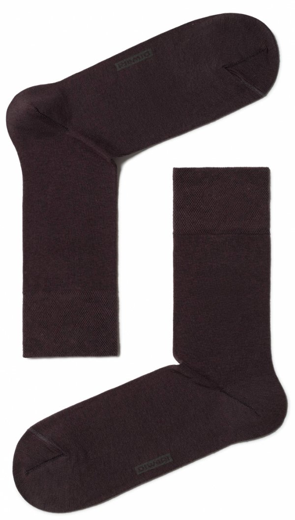 Bawełniane skarpety garniturowe w odcieniu czekoladowym to wyjątkowy dodatek, który doskonale komponuje się z brązowymi półbutami i granatowym garniturem.