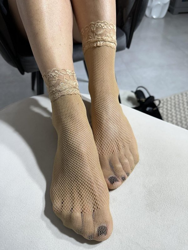 Skarpety damskie MAGNETIS Kabaretki Koronka to elegancki model z małym oczkiem i ozdobną koronką. Wysokiej jakości materiały, nieuciskający ściągacz i wzmocnione palce zapewniają wygodę oraz stylowy wygląd.