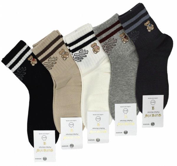 Wesołe skarpety damskie z misiami – bawełna, wygoda i styl w jednym. Ozdobne paski i napis „Smile” przypomną Ci, że życie jest zbyt krótkie, by nosić nudne skarpety.