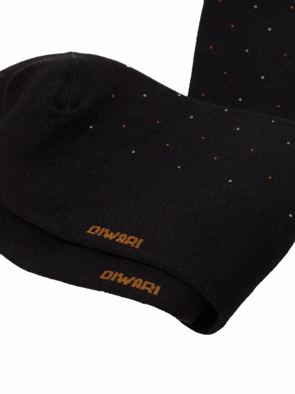 DIWARI CLASSIC to czarne skarpetki męskie stworzone z bawełny czesanej. Orientowany splot zapewnia trwałość, a elegancki wzór kropek czyni je idealnym dodatkiem do każdej stylizacji.