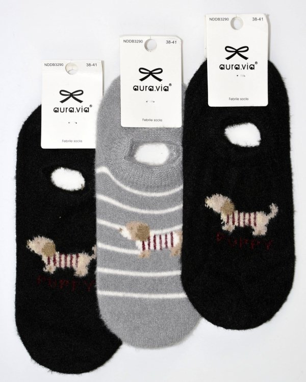 Puchate stopki z zimowej serii Aura Via oferują ciepło i subtelne wzory pieska. Zestaw trzech par to idealny wybór dla miłośniczek komfortu i uroczego, zimowego stylu.