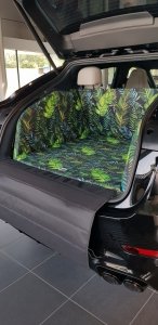 Mata samochodowa dla Psa do bagażnika - W Palmowym Klimacie (realizacja - Porsche Cayenne GTS Coupe) 