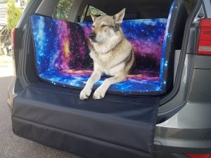 Mata samochodowa dla Psa do bagażnika Prosto z Kosmosu (realizacja VW Caddy Maxi) 