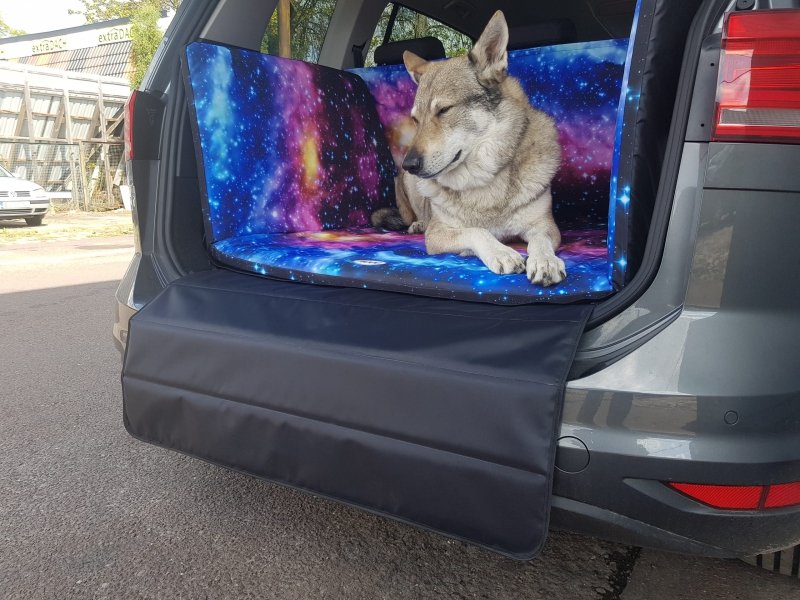Mata samochodowa dla Psa do bagażnika  Prosto z Kosmosu (realizacja VW Caddy Maxi)