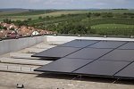Czy panele słoneczne można zamontować na płaskim dachu?