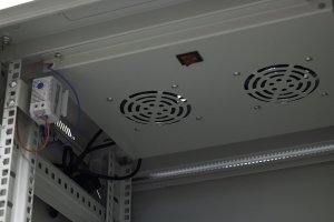 Szafa ramowa stojąca EmiterNet Top, 24U, drzwi przód blacha/szkło, 800x800x1180mm (szer./gł./wys.) (w zestawie: panel 4 wentylatorowy z termostatem, 2 półki, komplet śrub montażowych)