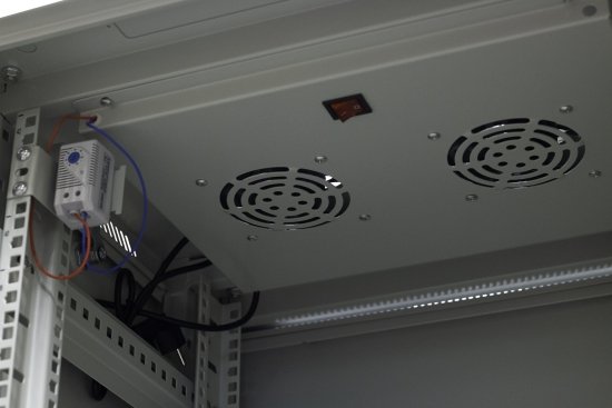 Szafa ramowa stojąca EmiterNet Top, 24U, drzwi przód blacha/szkło, 800x800x1180mm (szer./gł./wys.) (w zestawie: panel 4 wentylatorowy z termostatem, 2 półki, komplet śrub montażowych)