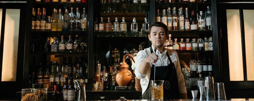 Barman – o zawodzie i cechach dobrego barmana oraz czym kierować się przy wyborze barmana na wesele