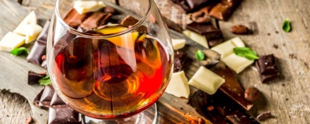 Jakie są różnice między brandy a whisky i jak je podawać?