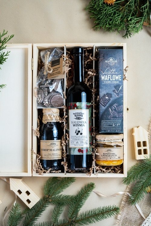 Zestaw prezentowy z nalewką &quot;Zimowy sad&quot; wnętrze
