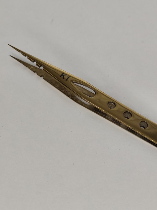 Pęseta do rzęs K1-  Wystrzępiona lekka ergonomiczna pęseta do stylizacji rzęs 