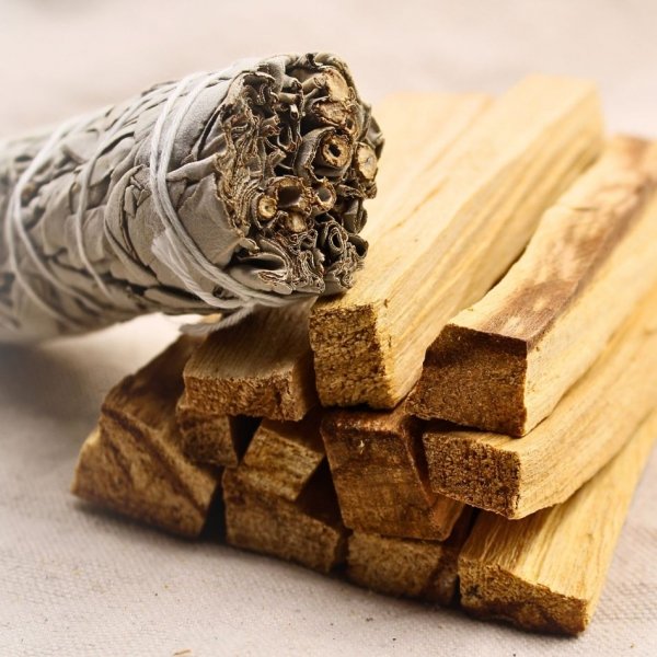 Oczyszczanie z Białą Szałwią i Palo Santo - stwórz swoją przestrzeń harmonii