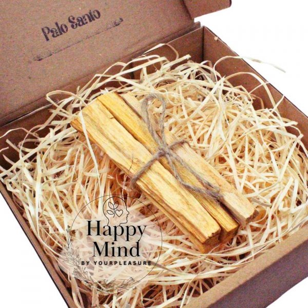 Zbliżenie na certyfikowane Palo Santo z Peru w eleganckim pudełku