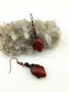 Kolczyki miedziane 4.5x1.3 cm z jaspisem czerwonym, waga kolczyków 6.6 grama, rękodzieło