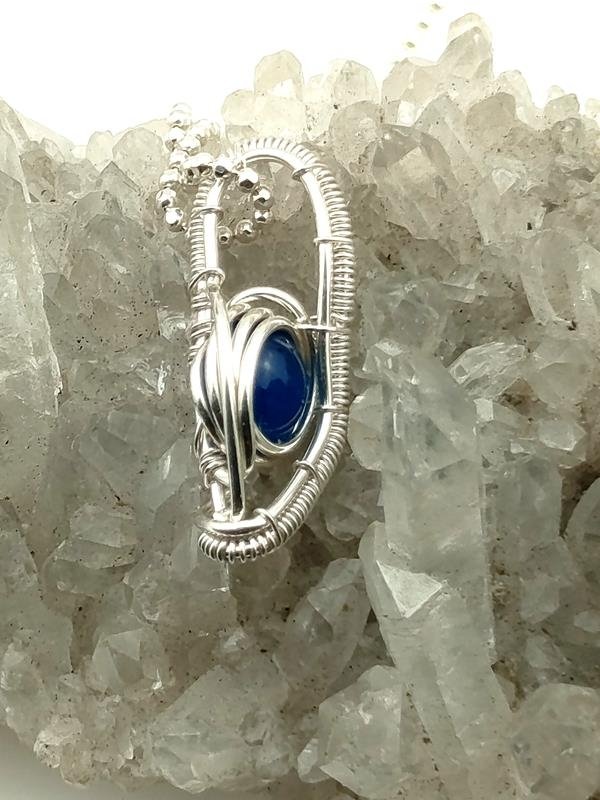 Wisiorek ze srebra Ag999 z niebieskim agatem dla ekologa, tancerza, stomatologa, rękodzieło