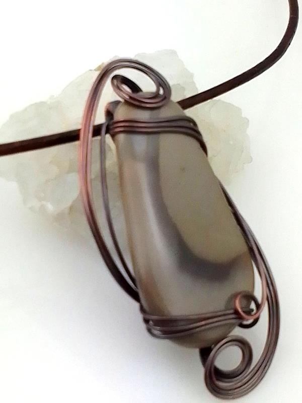 Damski wisior z drutu miedzianego z polerowanym kamykiem krzemienia 