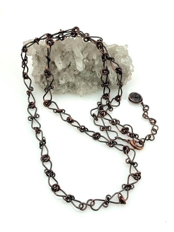 Ręcznie wykonany łańcuch z miedzi – metalu stabilności, bezpieczeństwa, wzmocnionego połączenia z naturą