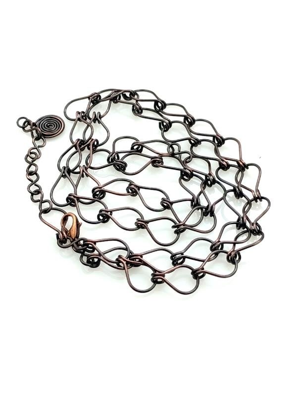 Ręcznie wykonany łańcuch z miedzi – metalu stabilności, bezpieczeństwa, wzmocnionego połączenia z naturą