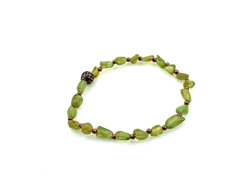 Na zamówienie Kamyki perydotu - bransoletka na podwójnej gumce, mosiądz, obwód 17 cm, waga 7.3 grama, rękodzieło