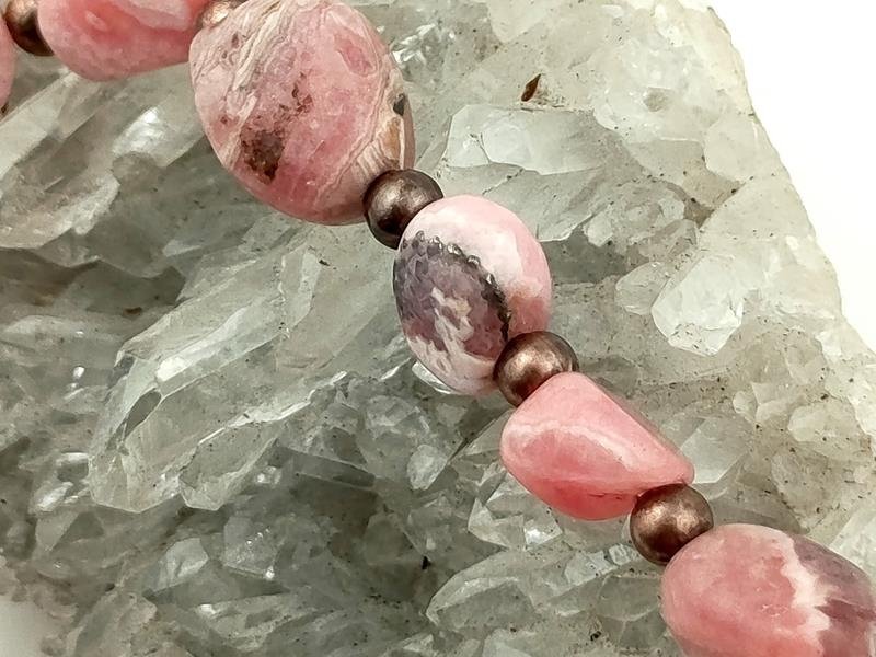 Prezent dla pediatry - bransoletka na gumce z kamykami rodochrozytu