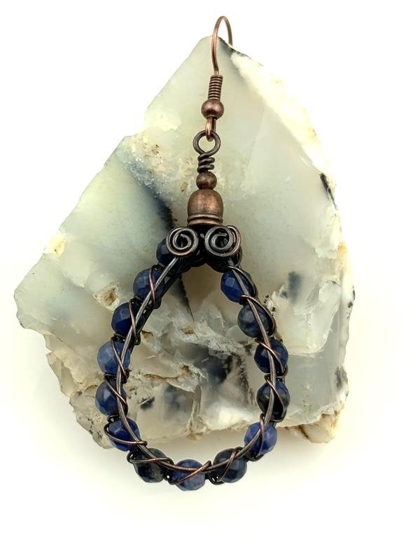 Kolczyki miedziane z kulkami naturalnego sodalitu, rękodzieło