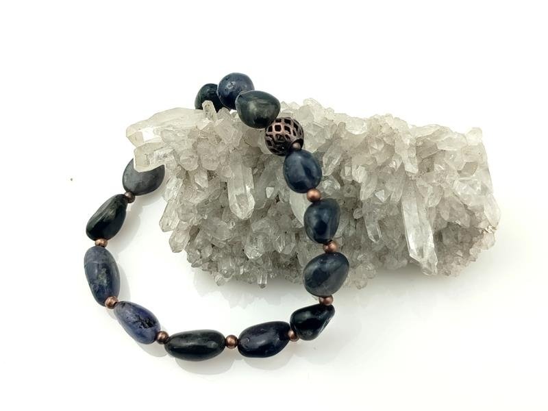 Polerowane kamyki iolitu – damska bransoletka na podwójnej gumce, rękodzieło