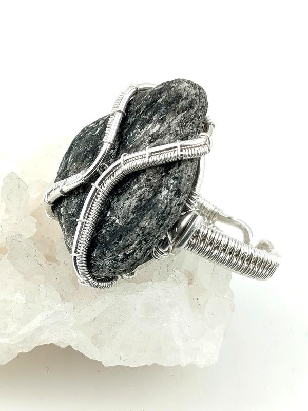 Serycyt (mika łupkowa) - pierścionek (27x24 mm) srebro Ag999, rozmiar 18 – regulowany, waga 10 gram, rękodzieło