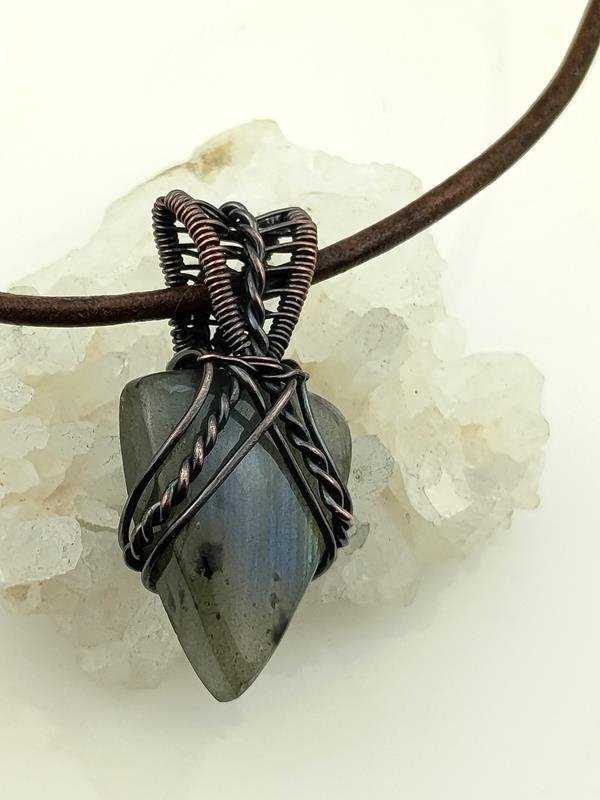 Męski wisiorek miedziany z labradorytem – kamieniem ochrony i magii