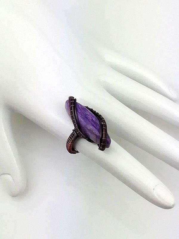 Czaroit - pierścionek miedziany 29x13 mm, rozmiar 14 – regulowany, rękodzieło