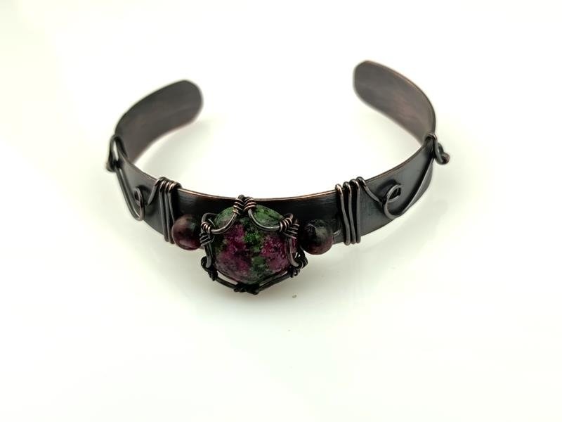 Prezent dla Pani pracującej w straży pożarnej – bransoletka miedziana z rubinem w zoizycie