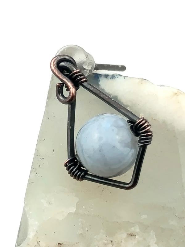 Kolczyki miedziane z niebieskim agatem koronkowym dla numerologicznej 5, 7, 6 i 11