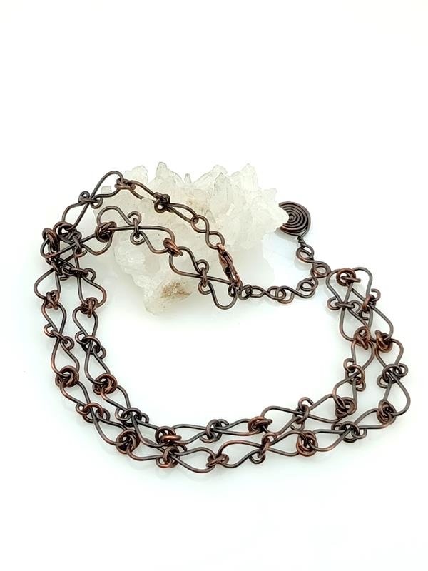 Ręcznie wykonany łańcuch z miedzi – metalu stabilności, bezpieczeństwa, wzmocnionego połączenia z naturą